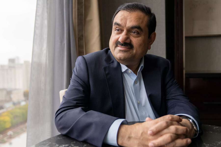 বিনিয়োগ সংস্থার তরফে জানানো হয়েছে কয়েক ধাপে আদানিদের এই চার সংস্থায় মোট ১৫ হাজার ৪৪৬ কোটি টাকা বিনিয়োগ করবে তারা। এই নিয়ে দুই সংস্থার মধ্যে প্রয়োজনীয় চুক্তি সম্পন্ন হয়ে গিয়েছে বলেও ঘোষণা করা হয়েছে।