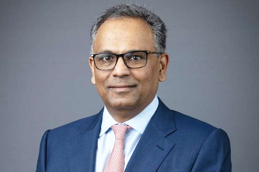 ‘জিকিউজি পার্টনারস্‌’-এর প্রধান তথ্য কর্মকর্তা (সিআইও)-র দায়িত্বে রয়েছেন রাজীব জৈন। তিনি বলেন, “আদানি গোষ্ঠীতে বিনিয়োগ করা নিয়ে আমিও খুব আশাবাদী। আদানিদের বিভিন্ন সংস্থা ভারত এবং বিশ্বজুড়ে বেশ কয়েকটি বড় এবং গুরুত্বপূর্ণ ব্যবসায়িক সম্পদের মালিক। আর সেই কারণেই আমি এই চুক্তি নিয়ে এত উত্তেজিত।’’