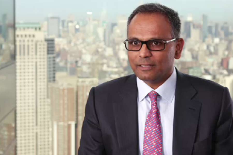 রাজীবের জন্ম ভারতে। তবে ১৯৯০ সালে বিজ়নেস অ্যাডমিনিস্ট্রেশনে স্নাতকোত্তর হতে তিনি আমেরিকার মিয়ামিতে চলে আসেন। সেখানে তিনি মিয়ামি বিশ্ববিদ্যালয়ে ভর্তি হন। পড়াশোনা শেষ করে ১৯৯৪ সালে তিনি ‘ভন্টোবেল’ সংস্থায় যোগ দেন।