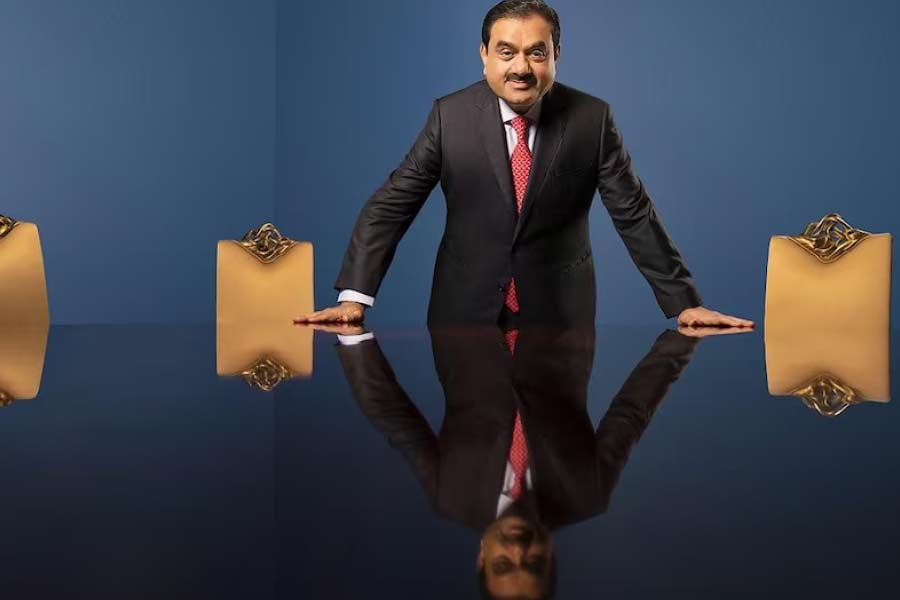 তবে রাজীব বর্তমানে চর্চায় আদানি গোষ্ঠীর ত্রাতা হয়ে দাঁড়িয়েছেন। তিনি আদানিদের ১৫ হাজার কোটি বিনিয়োগের সিদ্ধান্তের কথা জানিয়েছেন।