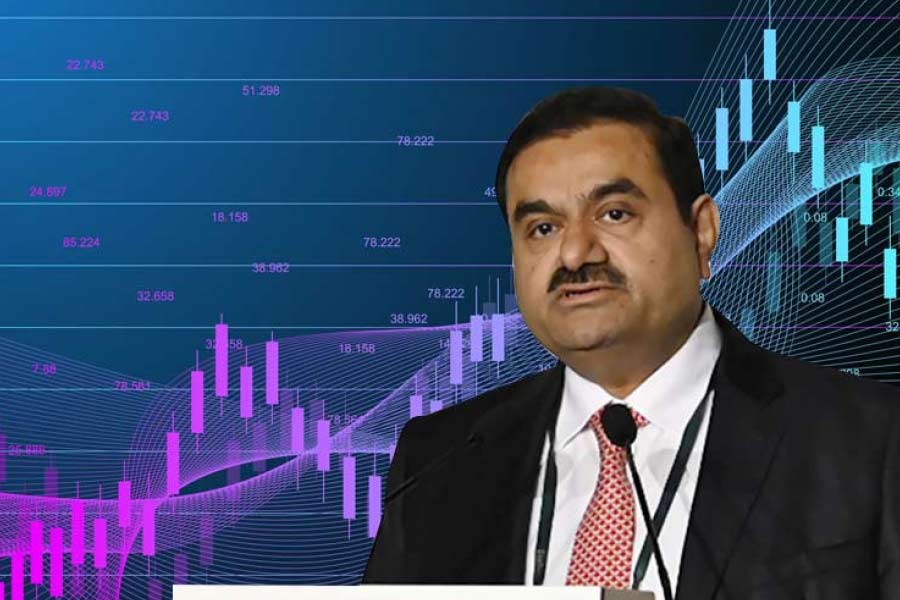 তবে সংবাদমাধ্যমে প্রকাশিত বিভিন্ন প্রতিবেদন অনুযায়ী, রাজীব নাকি একদা মন্তব্য করেছিলেন যে, আদানি গোষ্ঠীর অনেক ঋণ রয়েছে এবং সেই কারণে তিনি আদানি গোষ্ঠীতে কোনও বিনিয়োগ করবেন না।