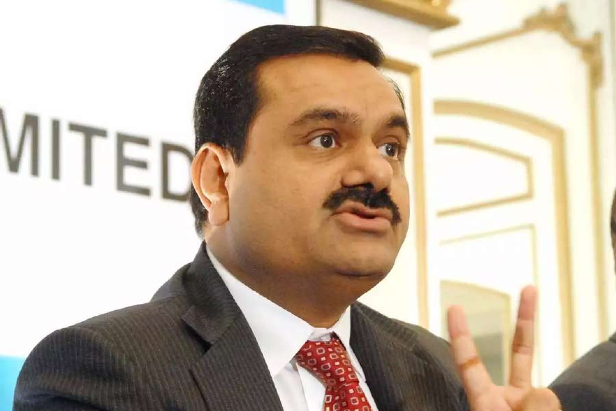 তবে কী এমন হল যে আদানি গোষ্ঠীতে বিনিয়োগ না করার বিষয়ে মনস্থির করার পরও রাজীব নিজের ভাবনা থেকে সরে দাঁড়ালেন? 