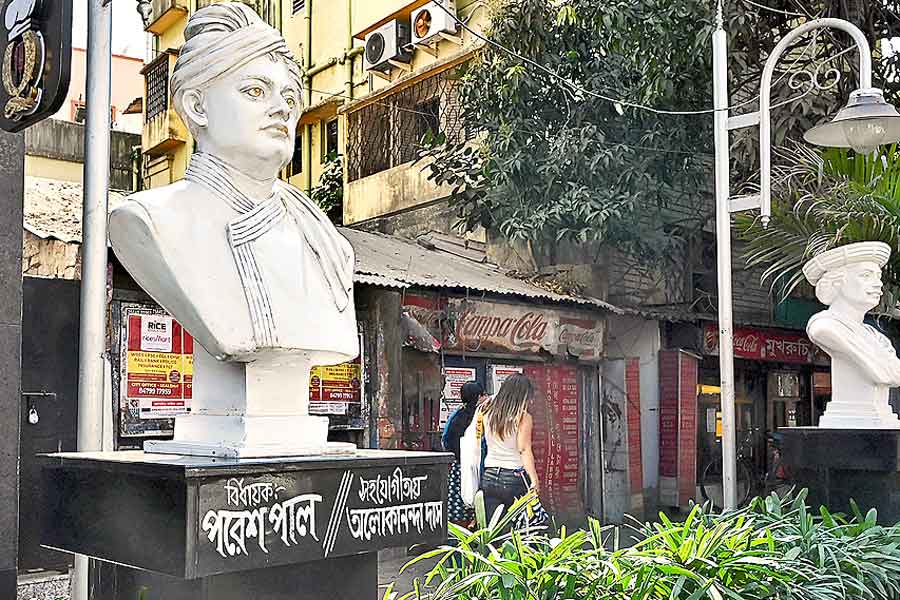 Controversy arises after the names of MLA and Municipal Representatives are written under the few famous statues of  learned personalities in Beleghata