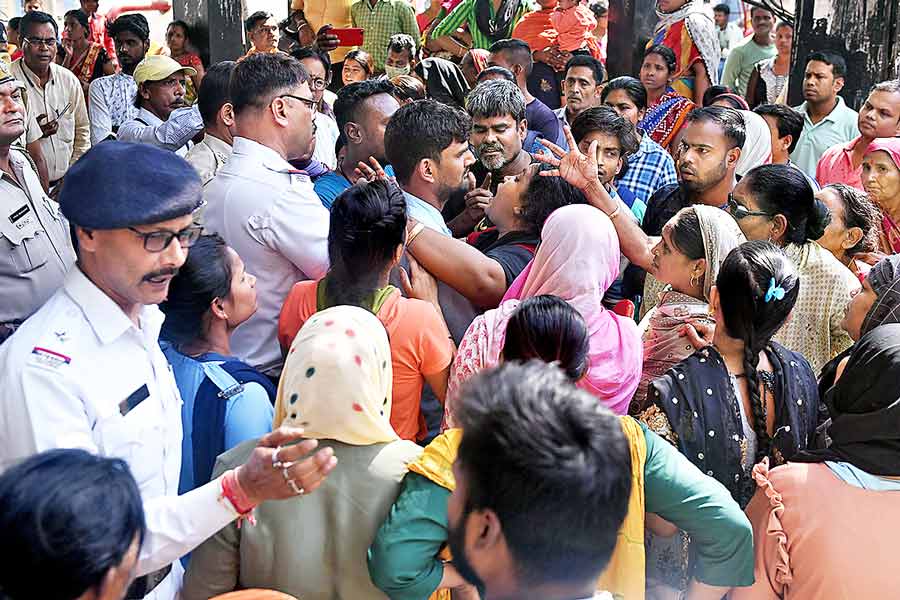 After the death of the  teenager due to wrong treatment, her family showed protest near the hospital in Howrah 