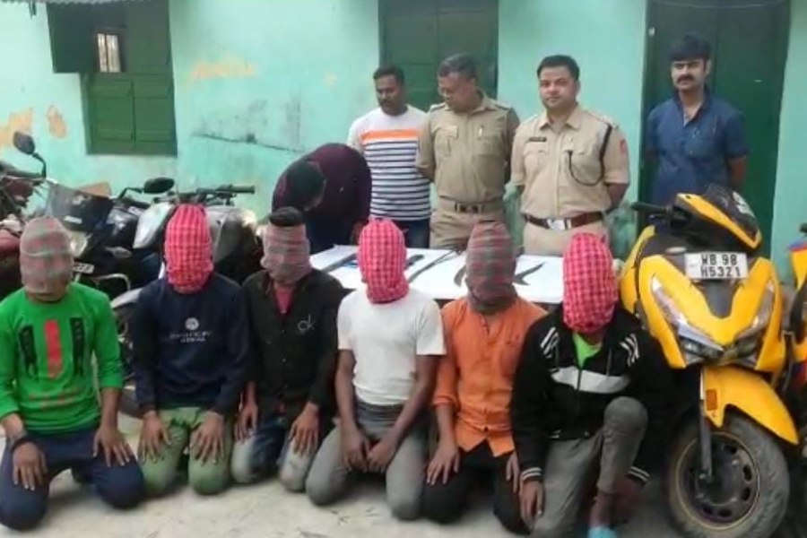6 arrested for eve teasing and theft in Baruipur