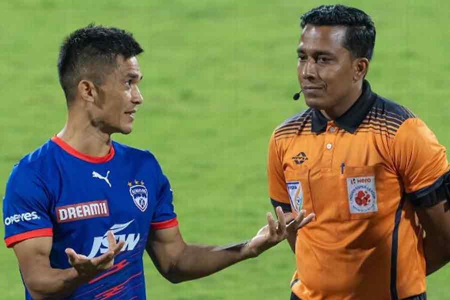 Sunil Chhetri discussing with the referee during ISL match on Friday