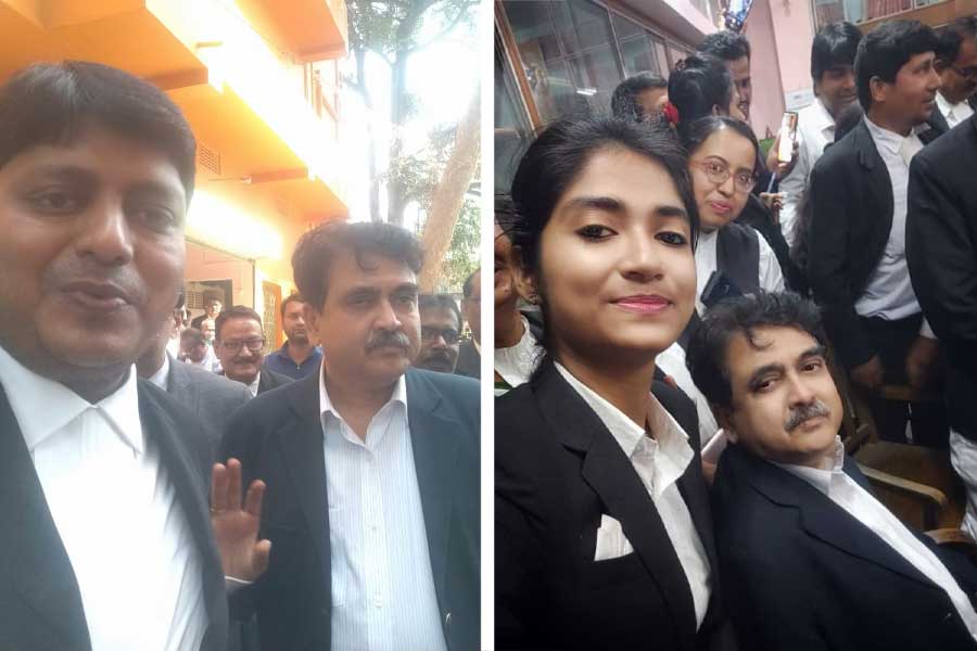 Lawyers took selfie with Justice Abhijit Gangopadhyay in Purulia