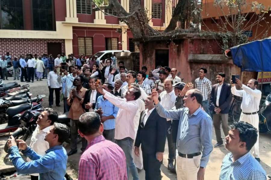  ইডির তরফে আইনজীবী ছিলেন ধীরজ ত্রিবেদী। এফআইআরের পর হেয়ার স্ট্রিট থানার ওসিকে হাজিরা থেকে অব্যাহতি দেওয়া হয়। তবে তিনি আদালতে হাজিরা দিয়েছেন।