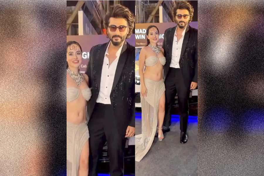 Arjun Kapoor poses with Uorfi Javed