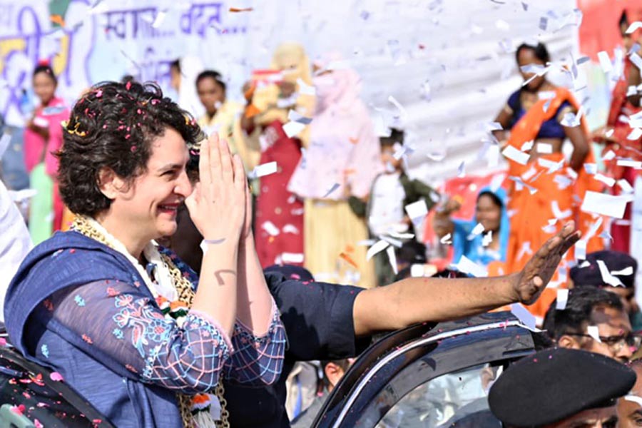 অভ্যর্থনা: ছত্তীসগঢ়ে প্রিয়ঙ্কা গান্ধী