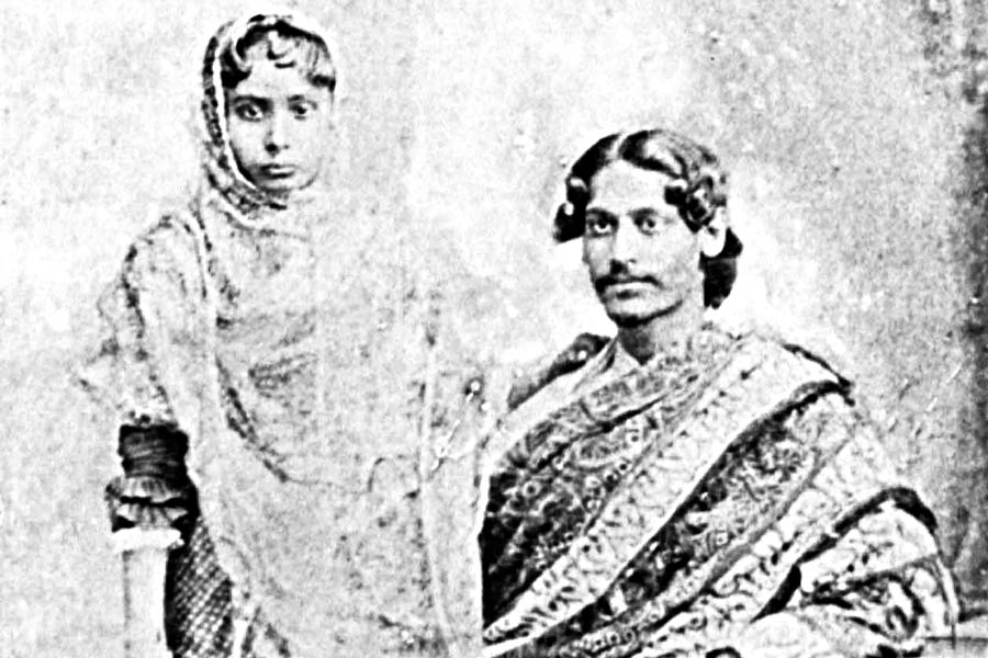 Picture of Mrinalini Devi and Rabindranath Tagore.