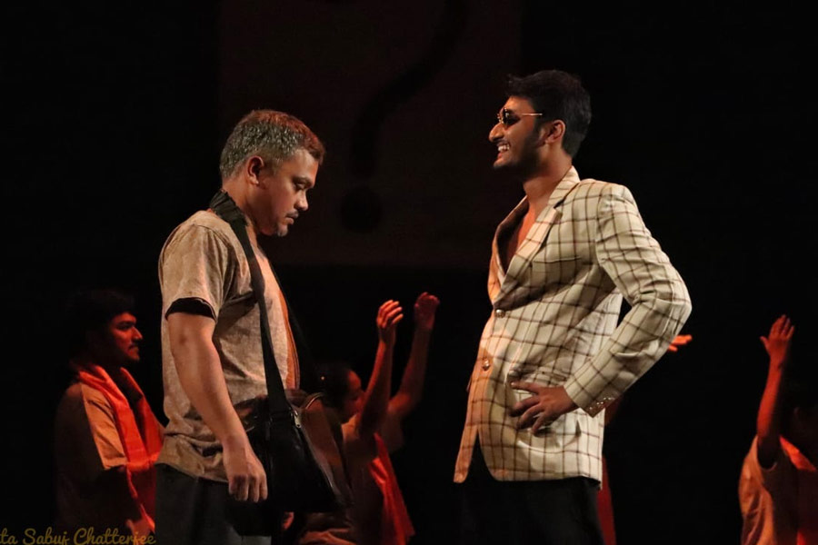 সমাজের দু’টি ভিন্ন জায়গা থেকে উঠে আসা দু’টি মানুষের অন্বেষণ এই নাটকে গুরুত্বপূর্ণ।