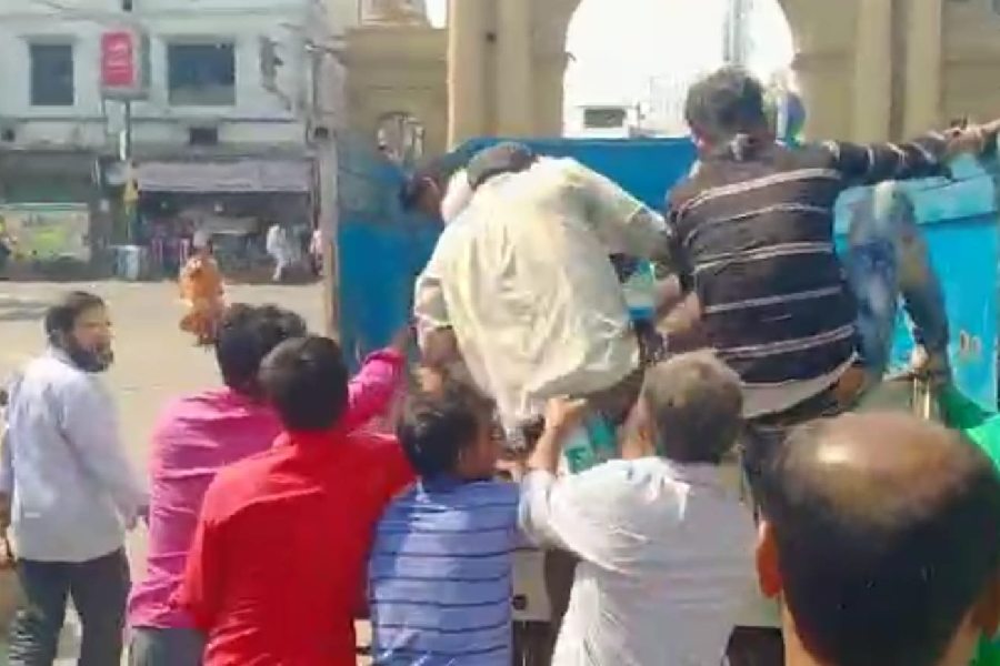 TMC fights over Biriyani packets, several workers injured in Burdwan dgtld