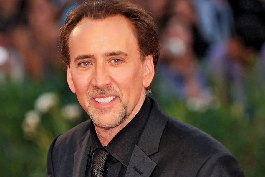 আমেরিকার অভিনেতা নিকোলাস কেজ নাকি শট দেওয়ার মুহূর্তে নিজের চরিত্র ফুটিয়ে তোলার জন্য যে কোনও সীমা অতিক্রম করতে পারতেন। কানাঘুষো শোনা যায় যে, একটি ছবির দৃশ্যে তাঁকে নাকি দাঁত তোলার দৃশ্যে অভিনয় করতে হত। তিনি নাকি কোনও ব্যথা উপশমকারী ওষুধ ছাড়াই নিজের চারটি দাঁত তুলে ফেলেছিলেন।