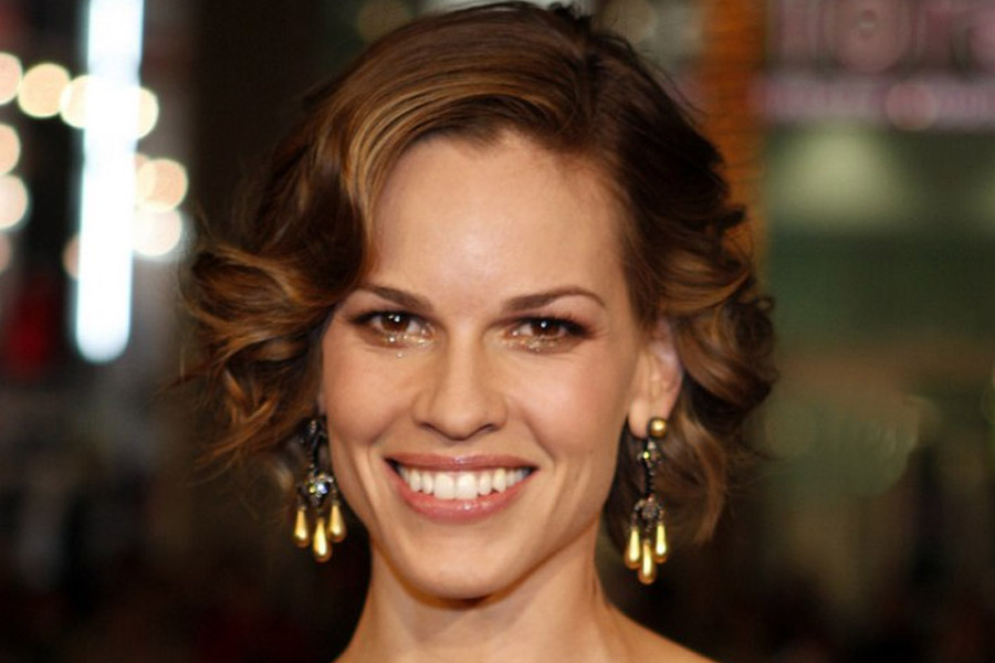 একটি ছবিতে হিলারিকে এমন চরিত্রে অভিনয় করতে বলা হয়েছিল যেখানে তাঁর চুল ছোট রাখার প্রয়োজন ছিল। সকলেই মনে করেছিলেন যে, হিলারি মনে হয় নকল চুল বা ‘উইগ’ পরবেন। কিন্তু সকলকে অবাক করে দিয়ে হিলারি তাঁর চুল ছোট করে কাটিয়ে ফেলেছিলেন।