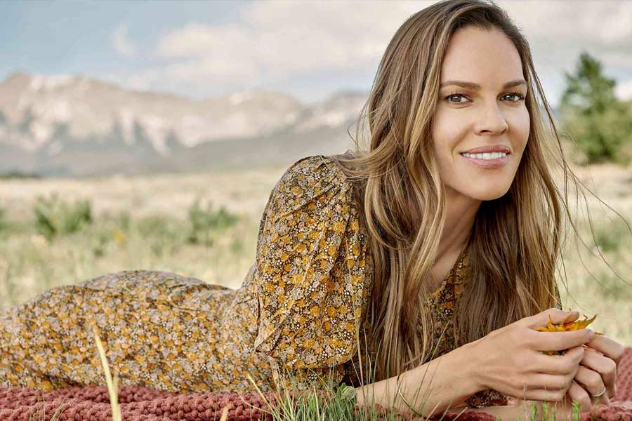 এমনকি, ছেলেদের মতো আচরণ আত্মস্থ করার জন্য হিলারি ছেলেদের পোশাক পরেই ঘুরে বেড়াতেন। হিলারির প্রতিবেশীরা নাকি ভুল করে ভেবেছিলেন যে, অভিনেত্রীর কোনও যমজ ভাই রয়েছে যে একই বাড়িতে এসে থাকছেন।