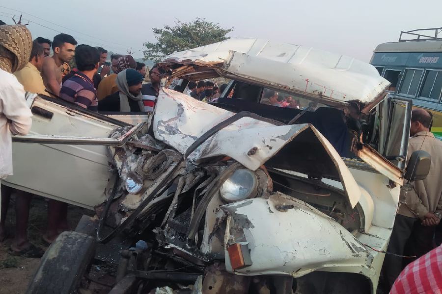 Bus crashed with police car near Guskara, driver died, ASI injured.