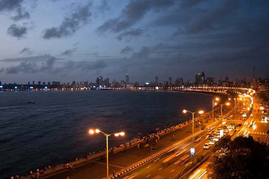 Man forced to bribe police rupees 2,500 via UPI for sitting Marine Drive at 2 am 