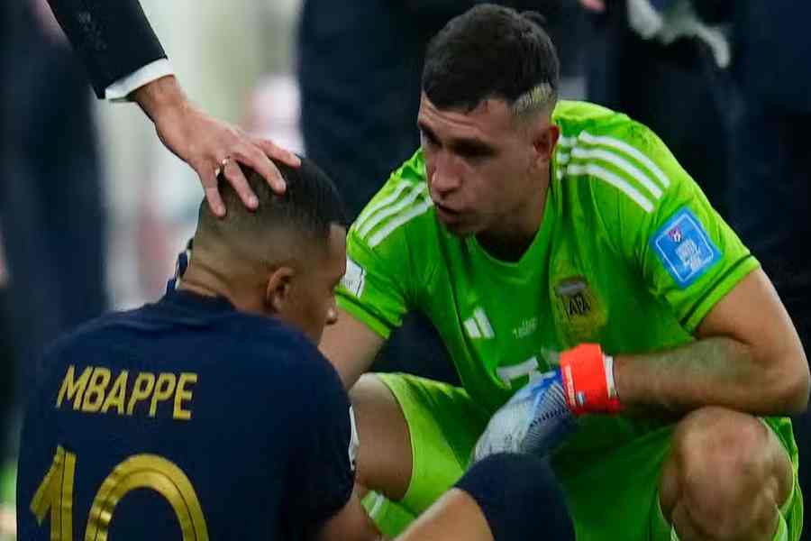 Picture of Kylian Mbappe and Emiliano Martinez after world cup final
