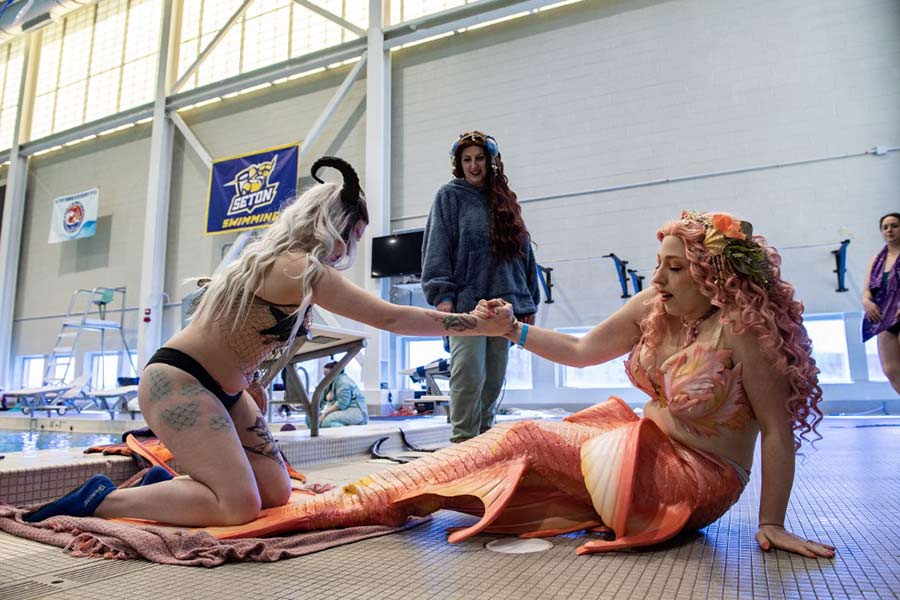 ‘মারম্যাজিক কনভেনশন’-এর মৎস্যকন্যাদের মধ্যে ছিলেন ৩৩ বছর বয়সি হেলেনা ম্যাকলিওড। চারকোট-মারি-টুথ নামের একটি একটি স্নায়ুরোগের কারণে তিনি ভাল ভাবে সাঁতার কাটতে অক্ষম। মাঝেমধ্যে চলাফেরা করতে হয় হুইলচেয়ারের সাহায্যে। তবুও মৎস্যকন্যা হয়ে বাঁচতে তিন দিন এই অনুষ্ঠানে তিনি যোগ দিয়েছিলেন।