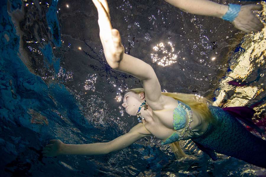 স্বামী ড্যারেনের সাহায্যে হেলেনা বিস্তৃত ছিদ্রযুক্ত সিলিকন পাখনা লাগিয়ে জলে নেমেছিলেন। হেলেনার কথায়, ‘‘আমি ভাবতেই পারছি না যে, আমি এক দিন জলে নামব। তা-ও আবার মৎস্যকন্যা হয়ে। খুব আনন্দ পেয়েছি। নিজেকে খুব আত্মবিশ্বাসী মনে হচ্ছিল।’’