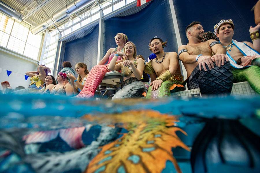 আমেরিকার ফ্লোরিডার ছোট্ট শহর উইকি ওয়াচির ওয়াটার পার্কেও আগে এ রকম একটি অনুষ্ঠানের আয়োজন হত। উইকি ওয়াচিতে বসন্তকালে হওয়া মৎস্যকন্যাদের অনুষ্ঠান দেখতে পর্যটকদের ভিড় ছিল চোখে পড়ার মতো।