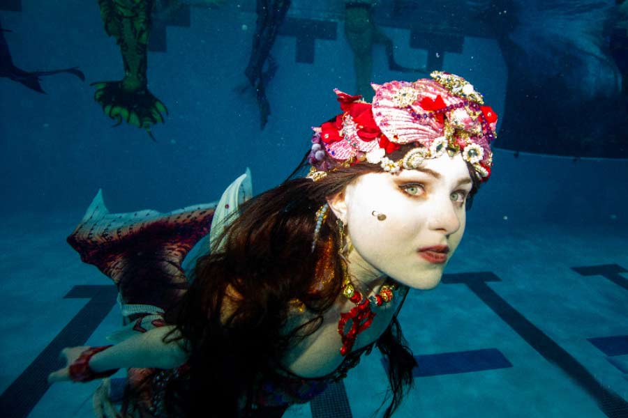 ওয়াটার পার্কে ছিল বিশালাকার অ্যাকোয়ারিয়াম। সেখানেই চলত মৎস্যকন্যাদের অনুষ্ঠান। রোজ টিকিট কেটে সেই অনুষ্ঠান দেখতেন পর্যটকরা। ওই ওয়াটার পার্কে প্রথম অনুষ্ঠান হয় ১৯৪৭-এর ১৩ অক্টোবর। তার পর থেকেই সেখানে চলে আসছে ওই অনুষ্ঠান। বাচ্চা থেকে বুড়ো, মৎস্যকন্যাদের শো দেখতে হুড়োহুড়ি পড়ে যেত।