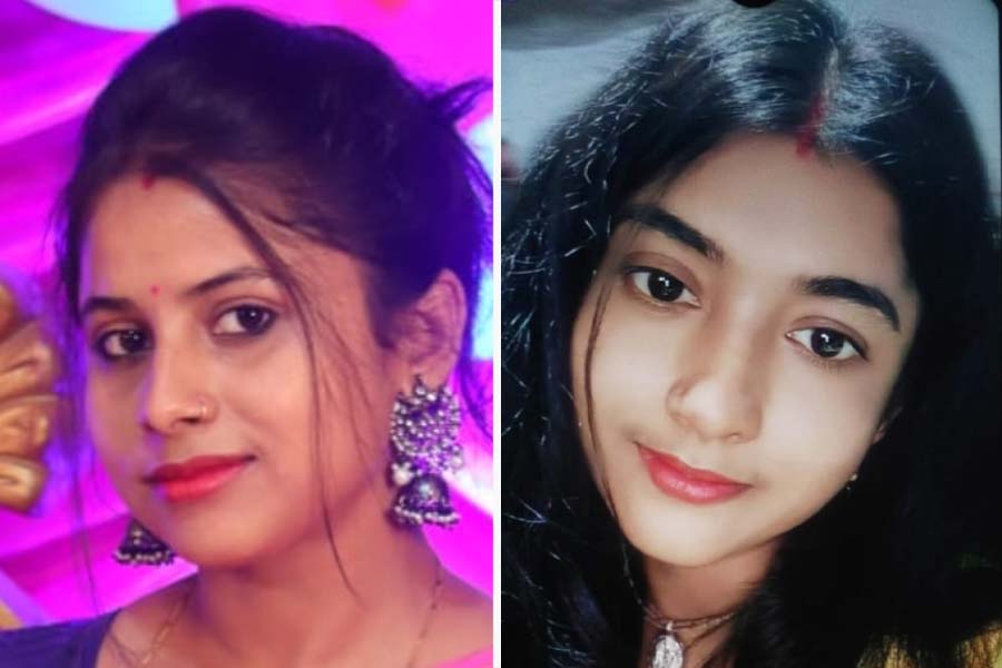 চায়না মালাকার (বাঁ দিকে) এবং সুনীতা মালাকার (ডান দিকে)। 