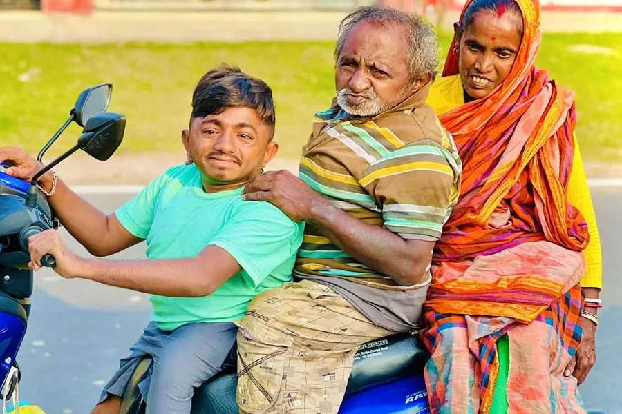 Deceased YouTuber Amit Mondal’s parents running family from the earning of son