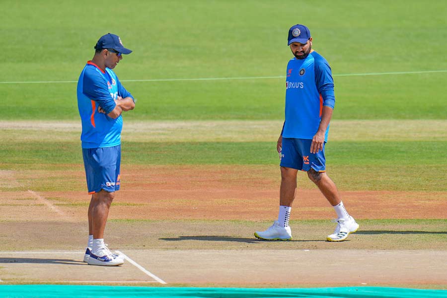 Rahul Dravid and Rohit Sharma inspecting Indore pitch