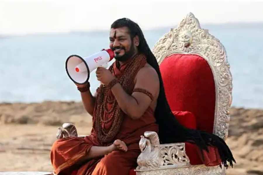 ধর্ষণ এবং অপহরণের অভিযোগে অভিযুক্ত নিত্যানন্দ ২০১৯ সালে ভারত থেকে পালিয়ে যান। অনেক দিন খবর ছিল না তাঁর। এর এক বছর পরে হঠাৎই আবার উদয় হয়ে দাবি করেন, নিজে একটি আলাদা দেশ তৈরি করেছেন তিনি। যে দেশে সকলেই নাকি হিন্দু ধর্মাবলম্বী।