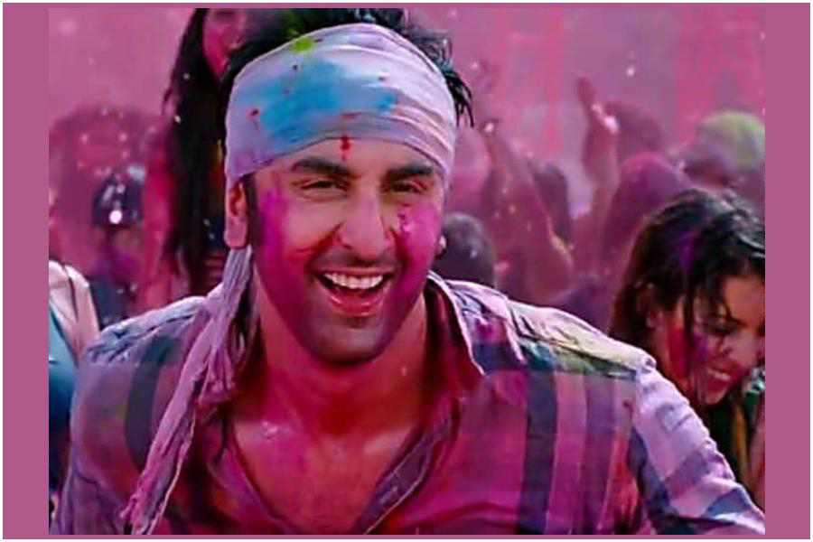 মাথাটা ব্যান্ডানা দিয়ে ঢেকে রাখতে পারেন, দেখতেও বেশ ভাল লাগবে আর চুলেরও ক্ষতি হবে না।