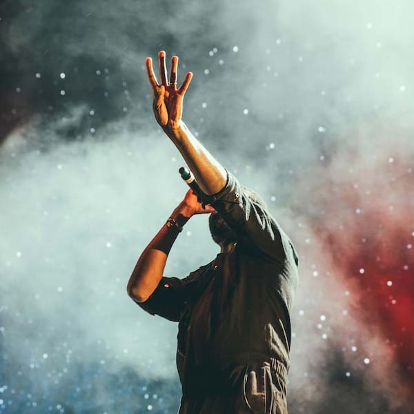 প্রায় এক দশক আব্দুলের কাছে সঙ্গীতচর্চা করেছিলেন আনওয়ার। তার পর হিন্দি সিনেমাজগতে গান গাওয়ার সিদ্ধান্ত নেন তিনি। কিন্তু নতুন গায়ক বলে গান গাওয়ার সুযোগ পাচ্ছিলেন না। তাই বিভিন্ন হোটেল, পানশালা এবং বিয়ের অনুষ্ঠানে গান করে উপার্জন করা শুরু করেন আনওয়ার।