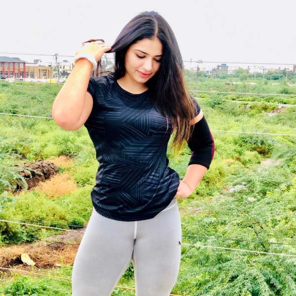 পুলিশ সূত্রে খবর, তল্লাশি অভিযান চালানোর সময় নয়না দু’হাতে দু’টি বন্দুক ধরে দরজা খোলেন। পুলিশকে দেখে ঘাবড়ে গিয়ে দু’টি বন্দুকই ফেলে তিনি পালানোর চেষ্টা করেন।