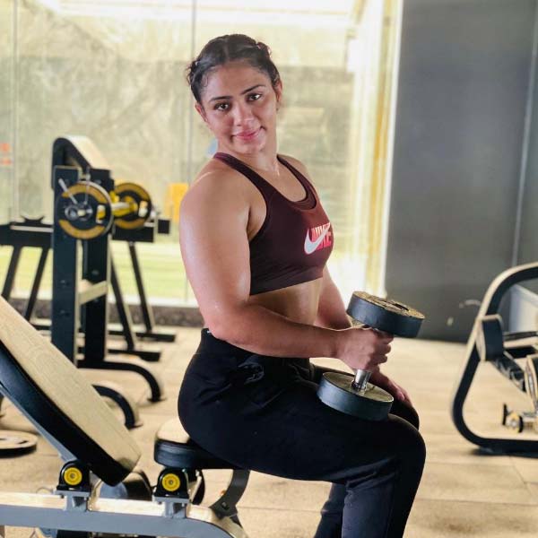 ১৯৯৬ সালে হরিয়ানার পানিপথ জেলার সুতনা গ্রামে নয়নার জন্ম। অনেকে এখনও জানেনই না যে ধৃত নয়না এক জন আন্তর্জাতিক স্তরের কুস্তিগীর।