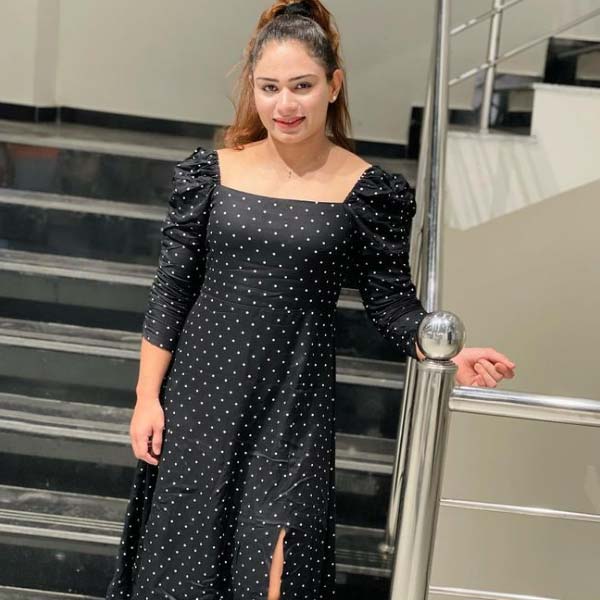 ১৯৯৬ সালের ২ ফেব্রুয়ারি হরিয়ানার পানিপথ জেলার সুতনা গ্রামে নয়নার জন্ম। তাঁর বাবা রামকরণ এবং মা বালা দেবী, দু’জনেই প্রাক্তন পঞ্চায়েত প্রধান। নয়নার বাবা এবং ভাইও কুস্তিতে পারদর্শী।