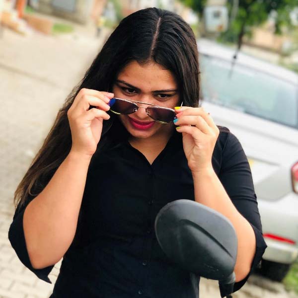 নয়নার ভাই নিখিল এক বছর আগে আমেরিকার বাসিন্দা এক মহিলাকে বিয়ে করেন। বর্তমানে তাঁরা সিঙ্গাপুরে থাকেন।