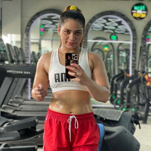 কুস্তিগীর ছাড়াও সমাজমাধ্যমে প্রভাবশালী হিসাবেও পরিচিতি রয়েছে তাঁর।