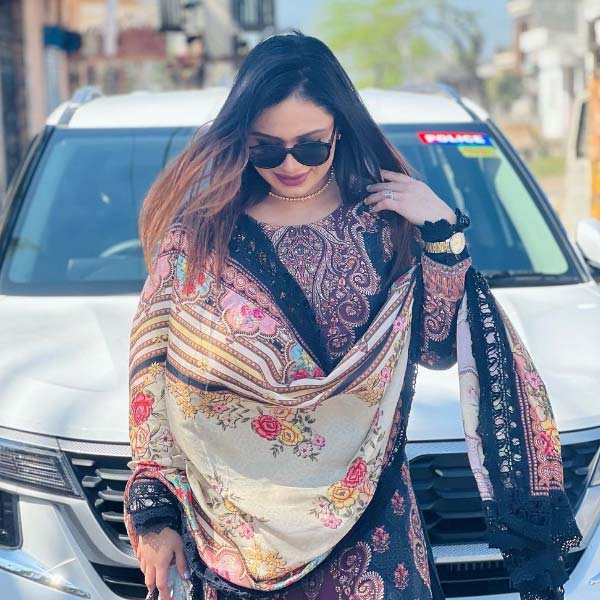 ইনস্টাগ্রামে নয়নার অনুরাগীর সংখ্যা আড়াই লক্ষেরও বেশি। সমাজমাধ্যমে প্রায়ই শরীরচর্চা সংক্রান্ত ভিডিয়ো পোস্ট করেন তিনি।