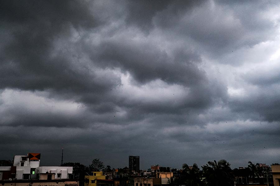 West Bengal Weather forecast: Weather office says chances of Rain and thunderstorm are on till weekend.