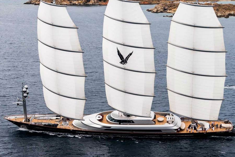 Jeff Bezos superyacht worth 4 thousand crore has helipad and swimming pool inside it.