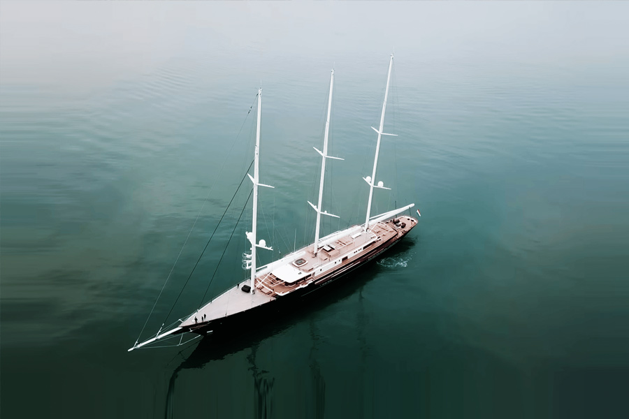 Jeff Bezos superyacht worth 4 thousand crore has helipad and swimming pool inside it.