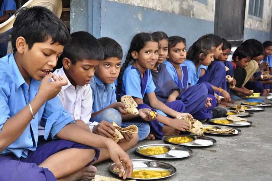 A Photograph of mid day meal being distributed in West Bengal school.