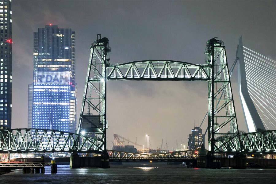 Jeff Bezos superyacht worth 4 thousand crore has helipad and swimming pool inside it.