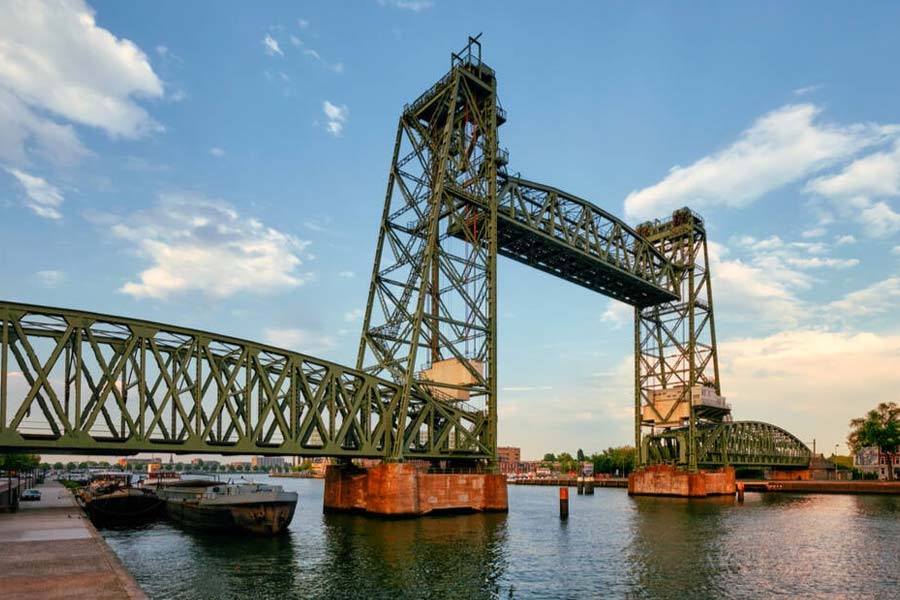 Jeff Bezos superyacht worth 4 thousand crore has helipad and swimming pool inside it.