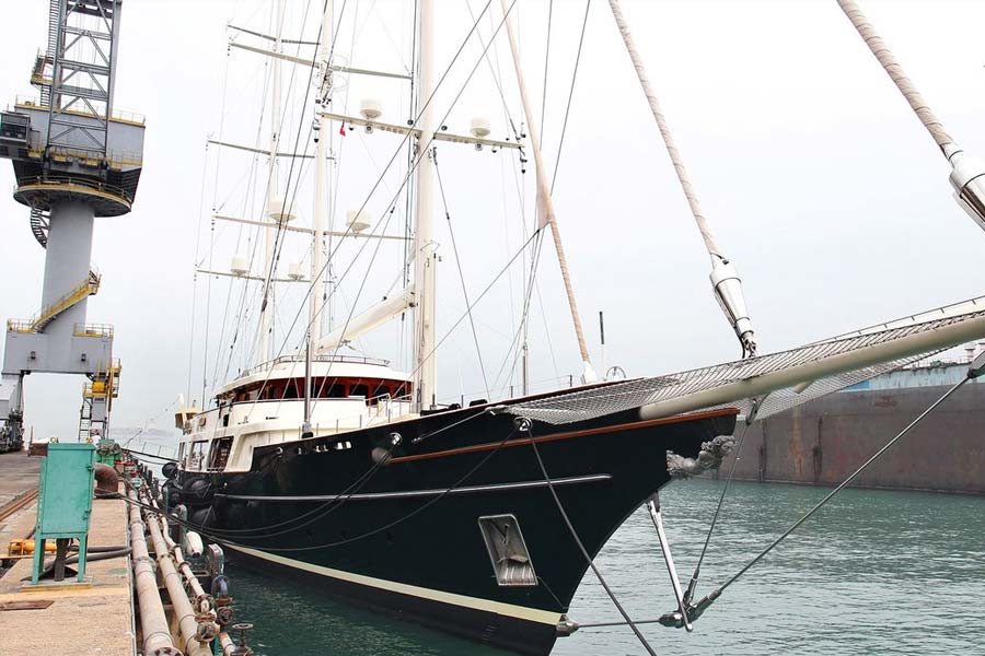 Jeff Bezos superyacht worth 4 thousand crore has helipad and swimming pool inside it.