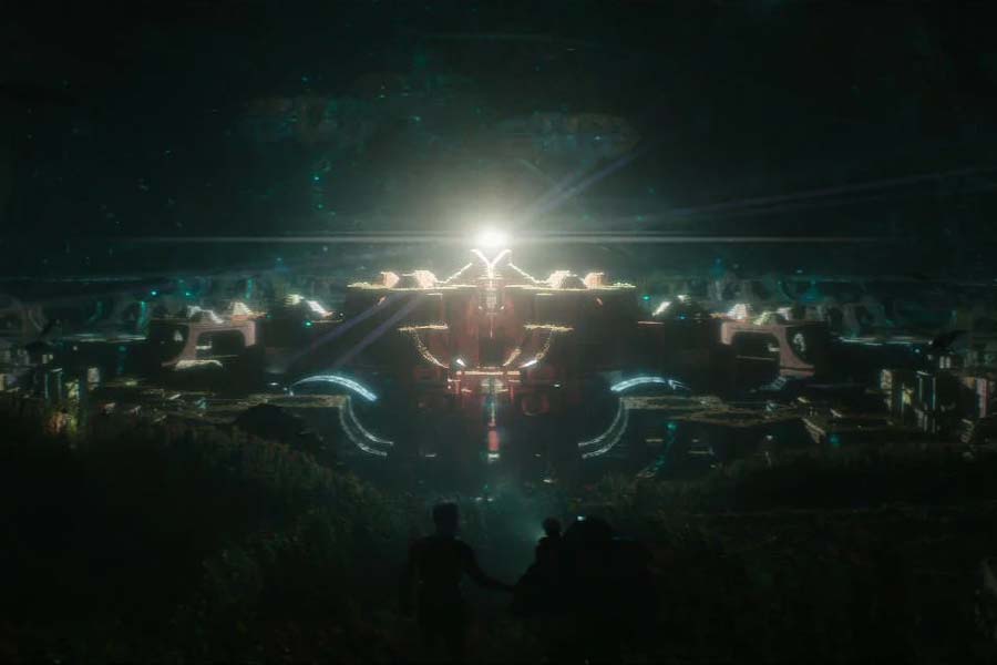 অন্য একটি ভিডিয়োতে দেখা গিয়েছে, ওই পাথর স্পর্শ করিয়ে একটি ছোট বাল্‌ব জ্বালিয়ে দেওয়া যাচ্ছে কোনও বৈদ্যুতিক সংযোগ ছাড়াই।