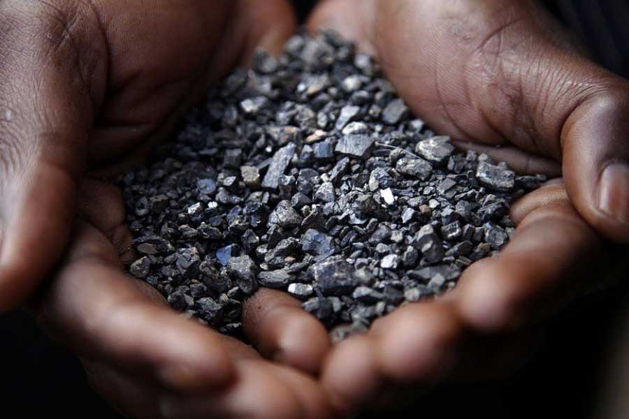 কোল্টান এবং কোবাল্ট, এই দুই ধাতুই বৈদ্যুতিন যন্ত্র তৈরির গুরুত্বপূর্ণ উপাদান। স্মার্টফোন এবং ল্যাপটপের ক্যাপাসিটর এবং ট্রানজিস্টর তৈরিতে কোল্টানের ব্যবহার হয়। কোবাল্ট ব্যবহার করা হয় ব্যাটারি, চুম্বক এবং উচ্চশক্তির সংকর ধাতু তৈরিতে।