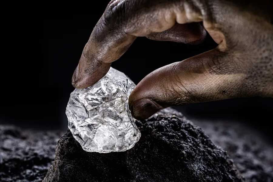 বেশ কিছু বিজ্ঞান বিষয়ক ওয়েবসাইট এবং পত্রিকার প্রতিবেদন অনুযায়ী, পৃথিবীতে ভাইব্রেনিয়ামের কোনও অস্তিত্ব নেই। কোথাও কোথাও দাবি করা হয়েছে, এই ধাতু কোনও দিন আবিষ্কারও হওয়া সম্ভব নয়।