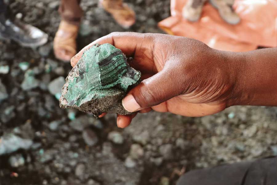 গল্পে ভাইব্রেনিয়ামকে ধাতুকে শক্তি শোষক এবং সঞ্চয়ক ধাতু হিসাবে বর্ণনা করা হয়েছে। পাশাপাশি এই ধাতুর কিছু অতি ধাতবিক ক্ষমতাও রয়েছে। যদিও তা গল্পের পাতা এবং সিনেমার পর্দাতেই বিদ্যমান।